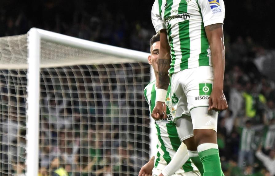 Un gol del dominicano Júnior Fipo pone al Betis a un paso de la Europa League
