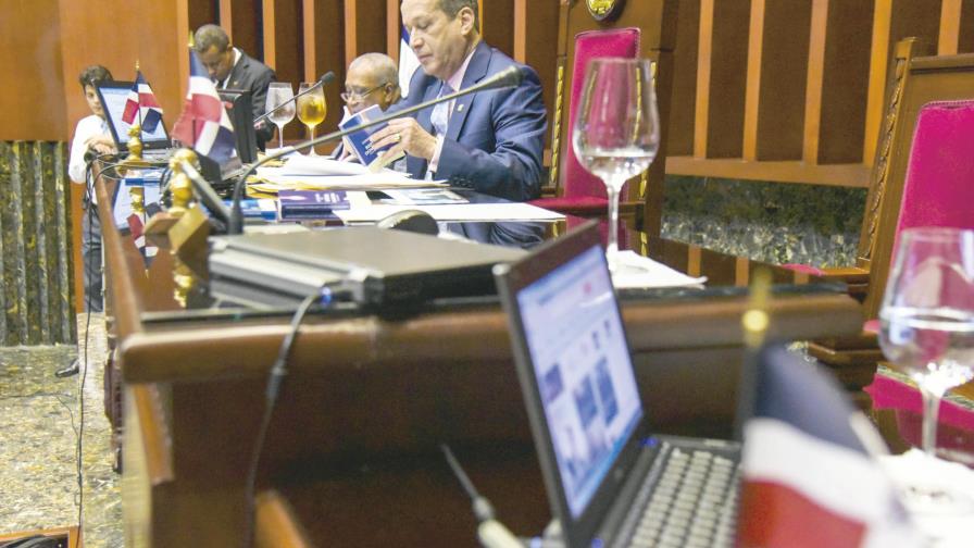 La ley de Partidos divide a     los políticos y a la sociedad