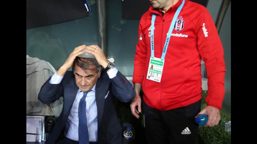 Técnico de fútbol herido por objeto lanzado desde gradas