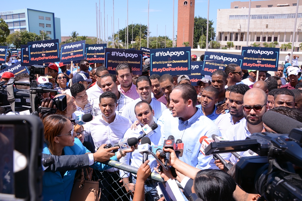 Un grupo de jóvenes del Partido Revolucionario Dominicano (PRD), encabezados por Joel Díaz se concentró frente al edificio del Congreso Nacional para manifestar su apoyo al proyecto aprobado en el Senado. 