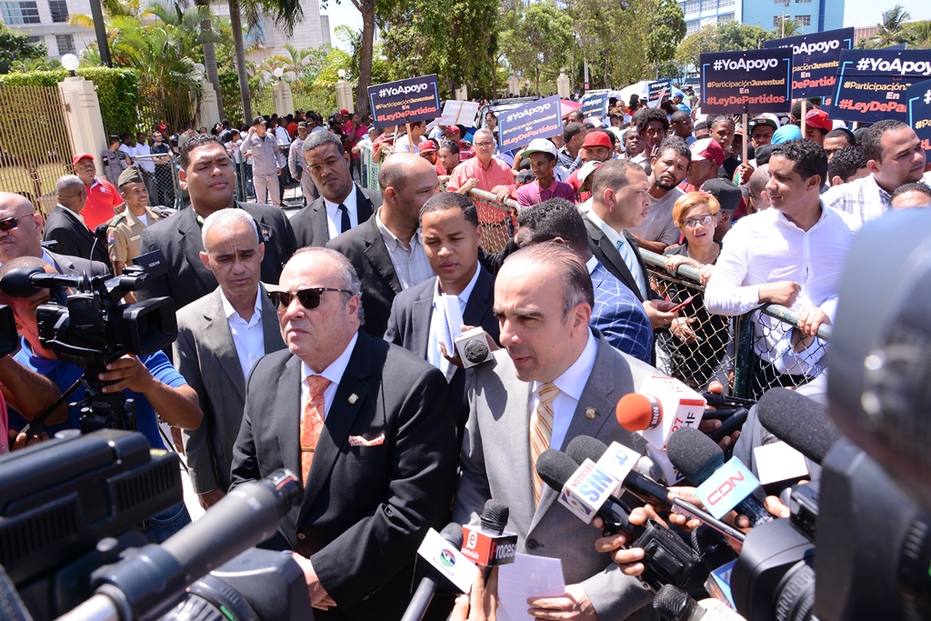 Un grupo de jóvenes del Partido Revolucionario Dominicano (PRD), encabezados por Joel Díaz se concentró frente al edificio del Congreso Nacional para manifestar su apoyo al proyecto aprobado en el Senado. 