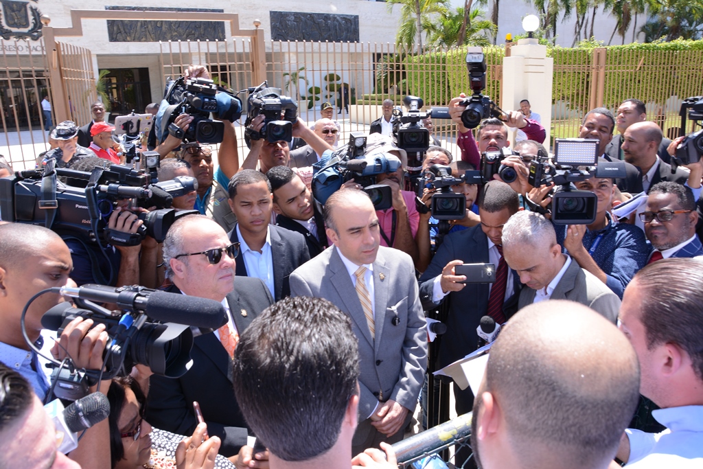 Un grupo de jóvenes del Partido Revolucionario Dominicano (PRD), encabezados por Joel Díaz se concentró frente al edificio del Congreso Nacional para manifestar su apoyo al proyecto aprobado en el Senado 
