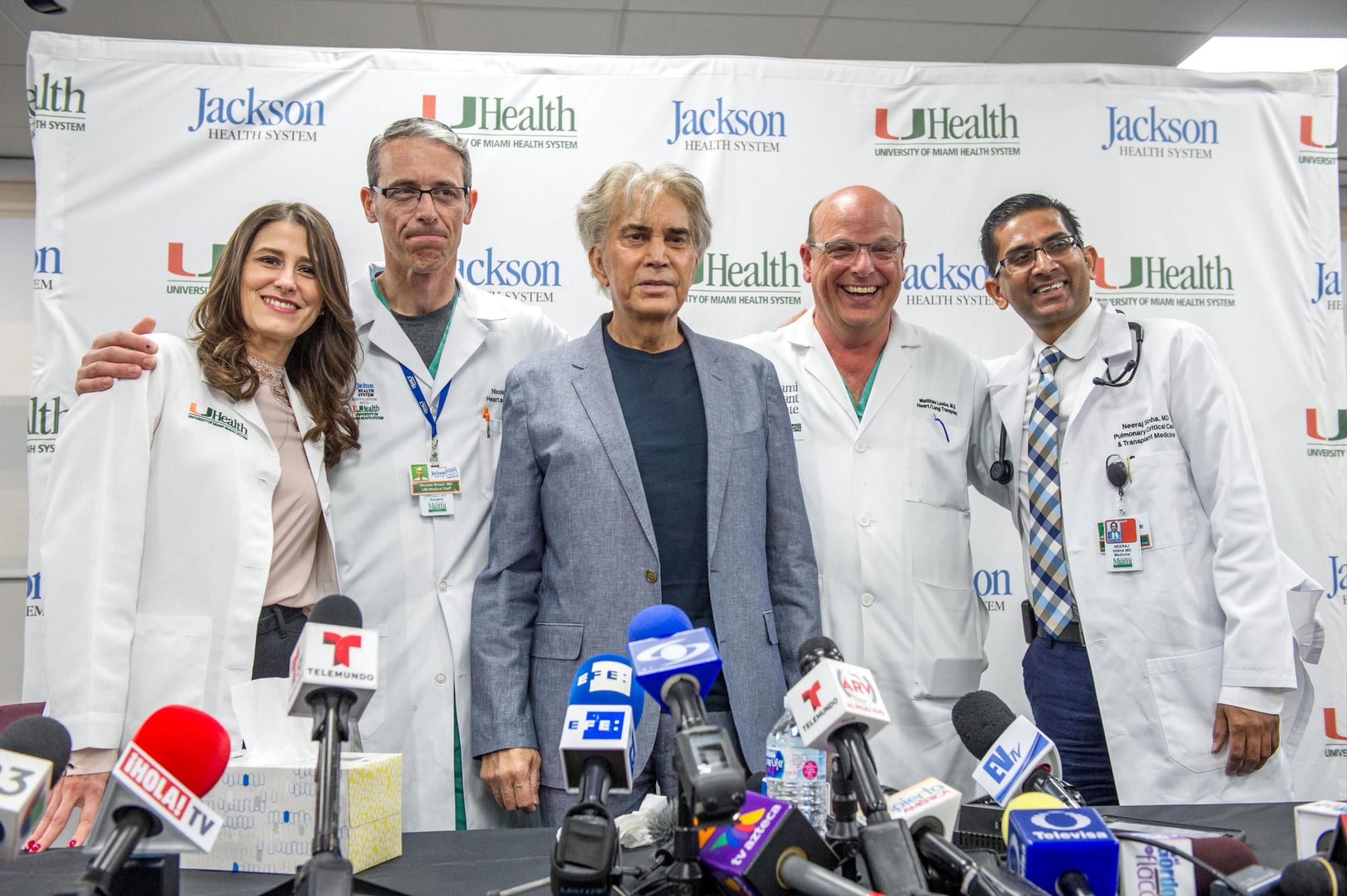 José Luis Rodríguez El Puma (c) habla junto a los jefes del equipo médico del hospital Jackson Memorial que lo operó (de i a d) la doctora Yiliam Rodríguez; el cirujano de trasplante de corazón y pulmón, Nicolas Brozzi; el jefe de operación, el doctor Matthias Loebe, y el doctor Neeraj Sinha, durante una rueda de prensa. 