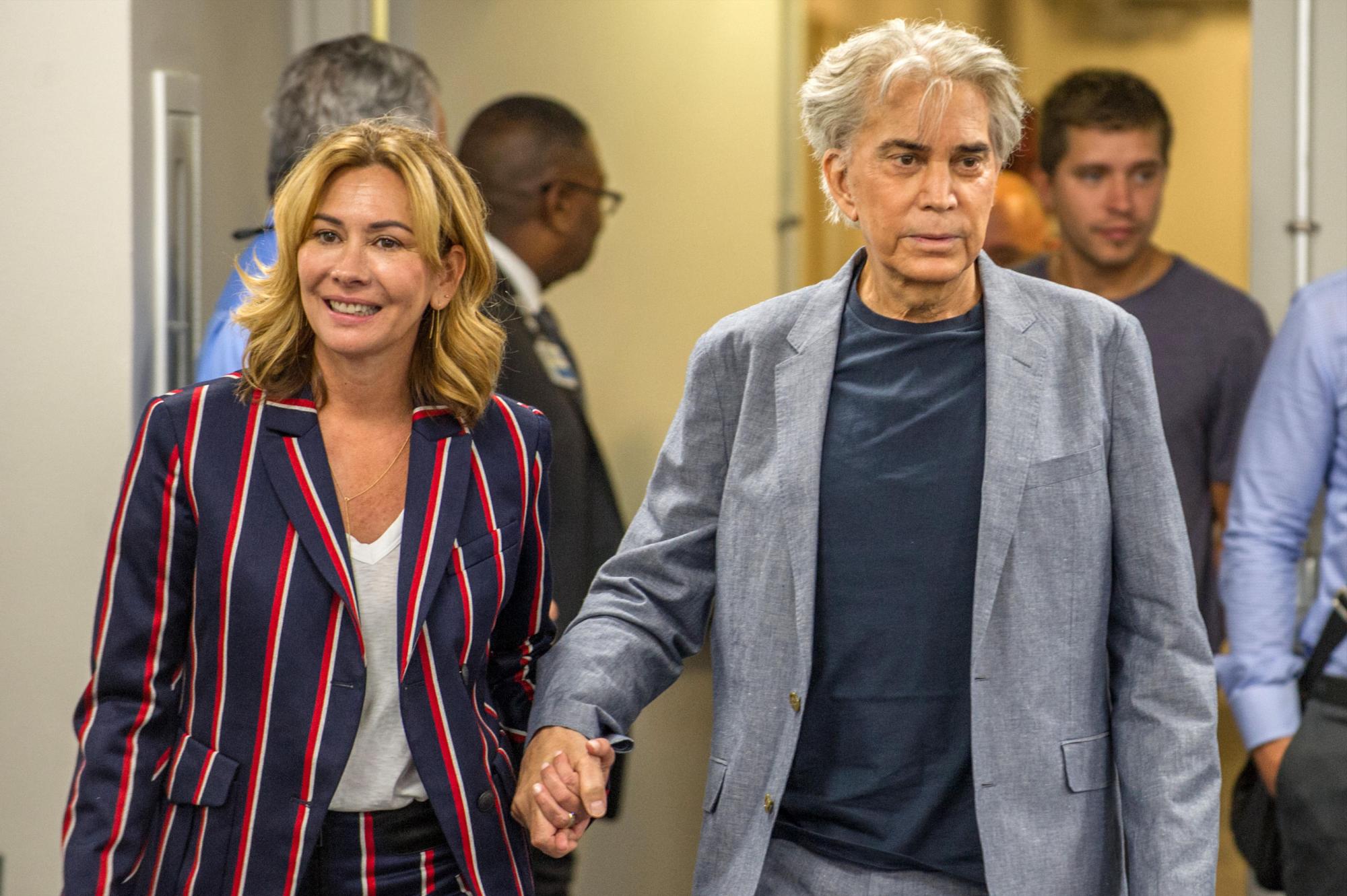  El cantante venezolano José Luis Rodríguez El Puma y su esposa, Carolina Pérez, llegan a una rueda de prensa celebrada 