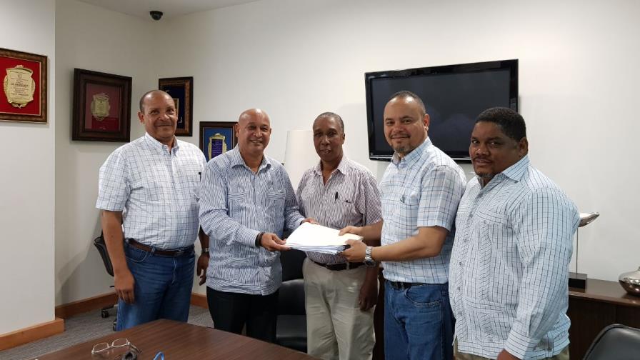 Jefatura Misión y técnica entregan programa fogueo federaciones al Ministerio Deportes