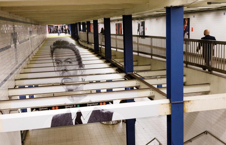 Estación del tradicional metro neoyorquino recuerda a su ‘vecino’ David Bowie 
