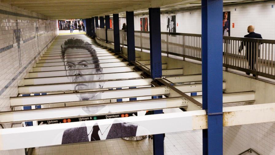 Estación del tradicional metro neoyorquino recuerda a su ‘vecino’ David Bowie 