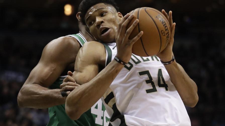 Bucks apabullan a Celtics y se les aproximan en la serie