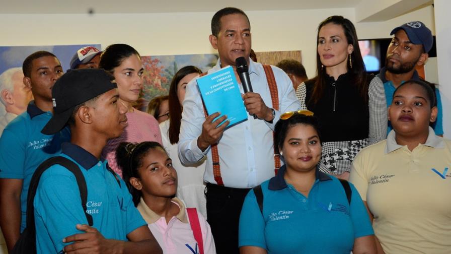 Senador inaugura conversatorios sobre la Constitución del 1963 en Feria del Libro