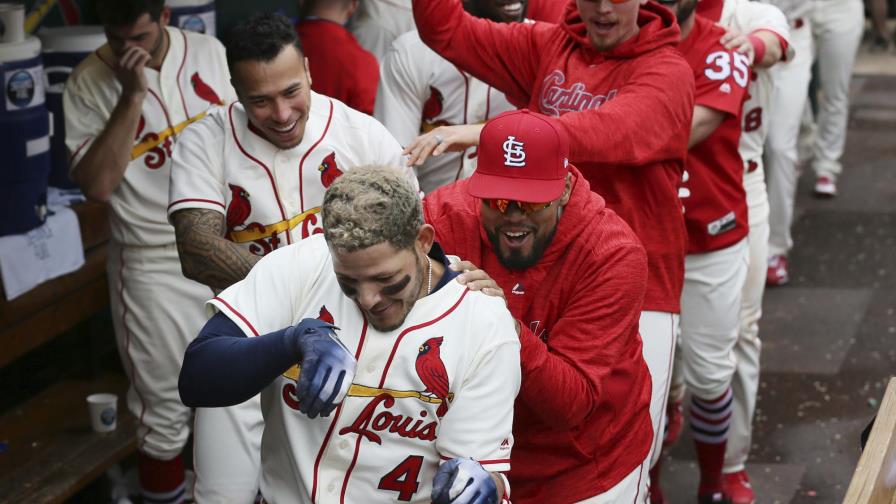 Con jonrón de Molina, Cardenales superan a Rojos