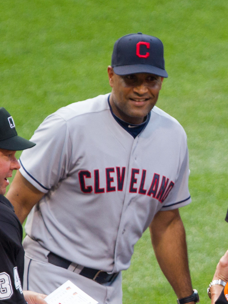 Sandy Alomar, coach de banca de los Indios de Cleveland, es uno de los candidatos a ser dirigente en las Grandes Ligas.