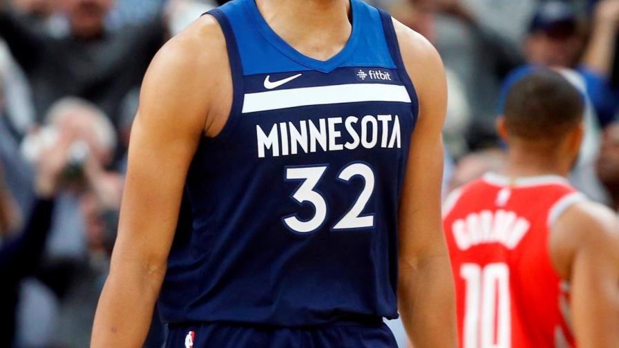 Butler y Towns brillan y Wolves recortan serie de playoffs con Rockets