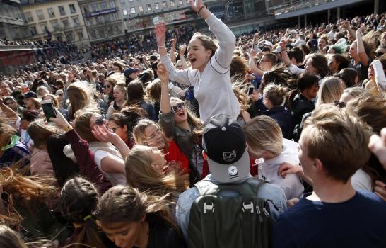 Miles de personas bailan en Estocolmo como homenaje de despedida a Avicii 