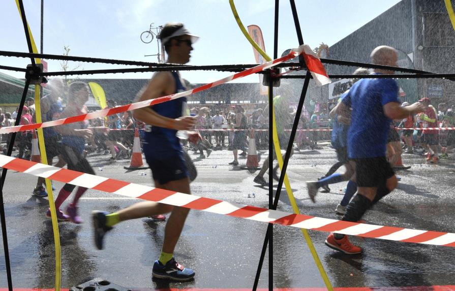 Kenianos Kipchoge y Cheruiyot ganan el Maratón de Londres