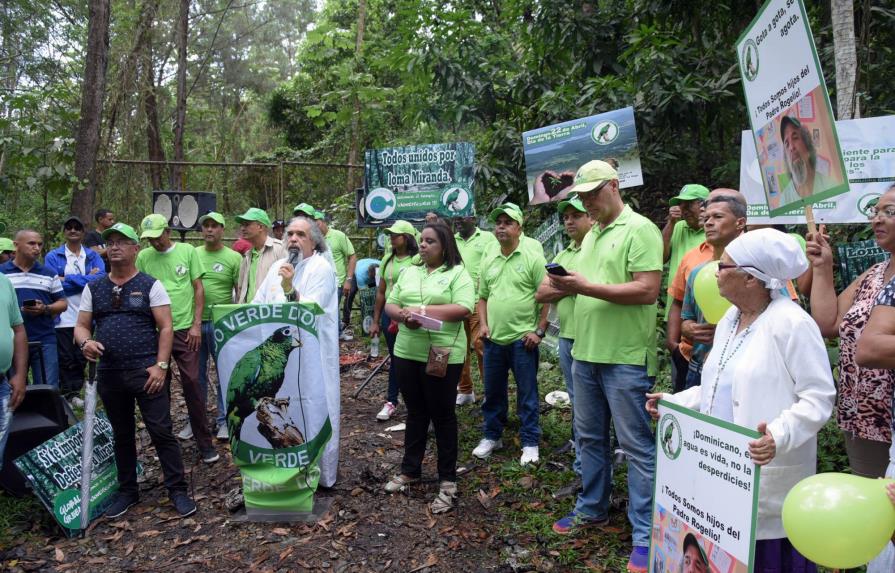 Ambientalistas,  feligreses y políticos  conmemoran el  Día de la Tierra
Ambientalistas y feligreses conmemoran Día de la Tierra en Santiago y La Vega 