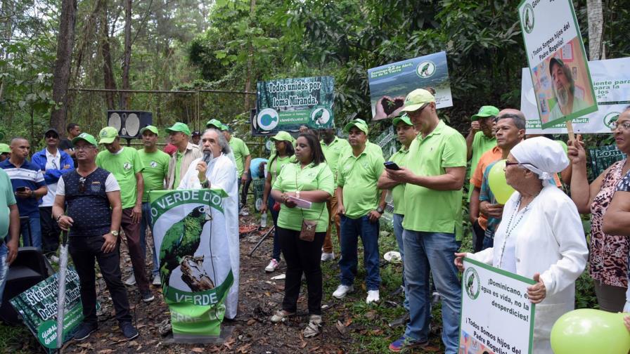 Ambientalistas,  feligreses y políticos  conmemoran el  Día de la Tierra
Ambientalistas y feligreses conmemoran Día de la Tierra en Santiago y La Vega 
