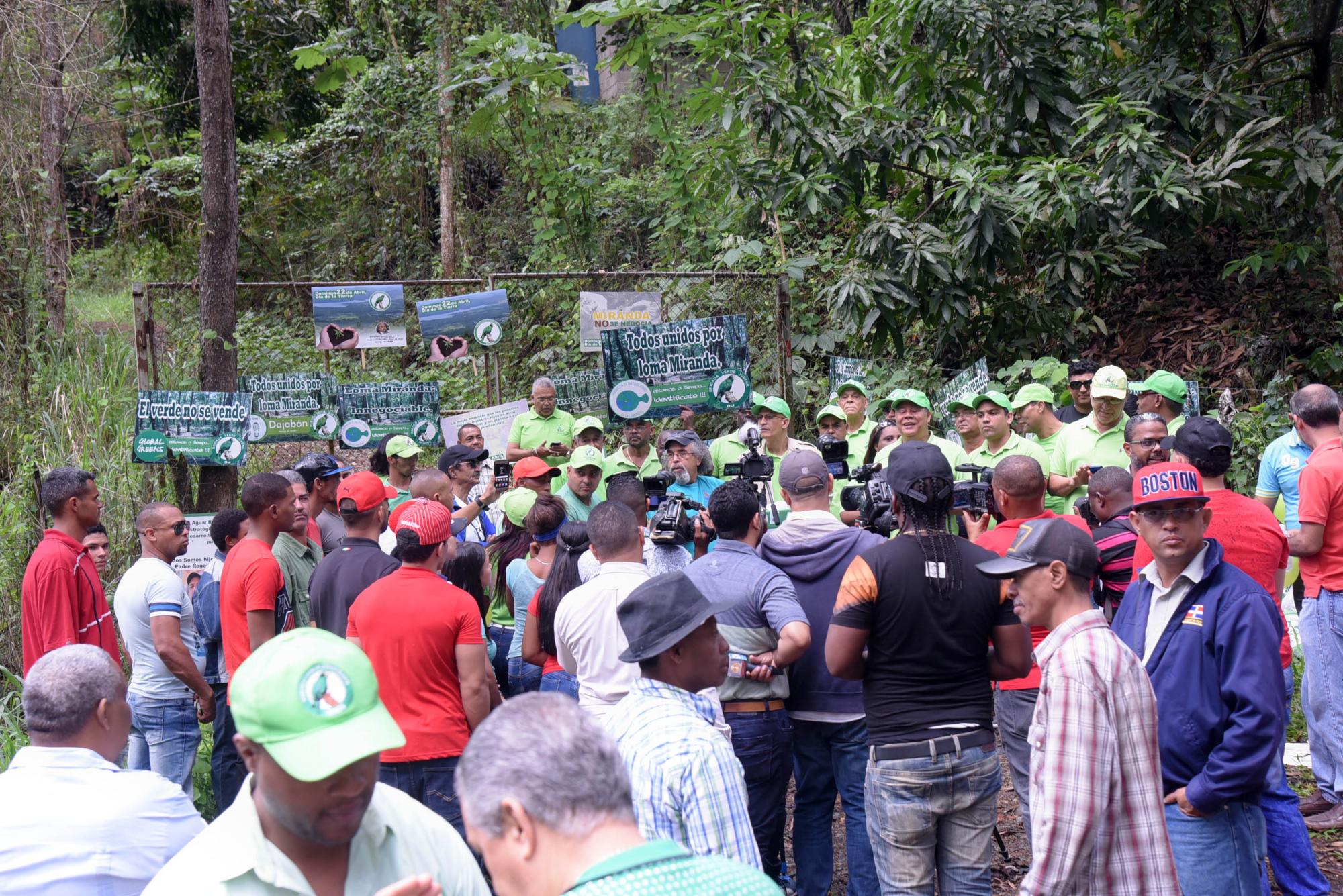 Miembros de la prensa y feligreses escuchan al sacerdote Rogelio Cruz.