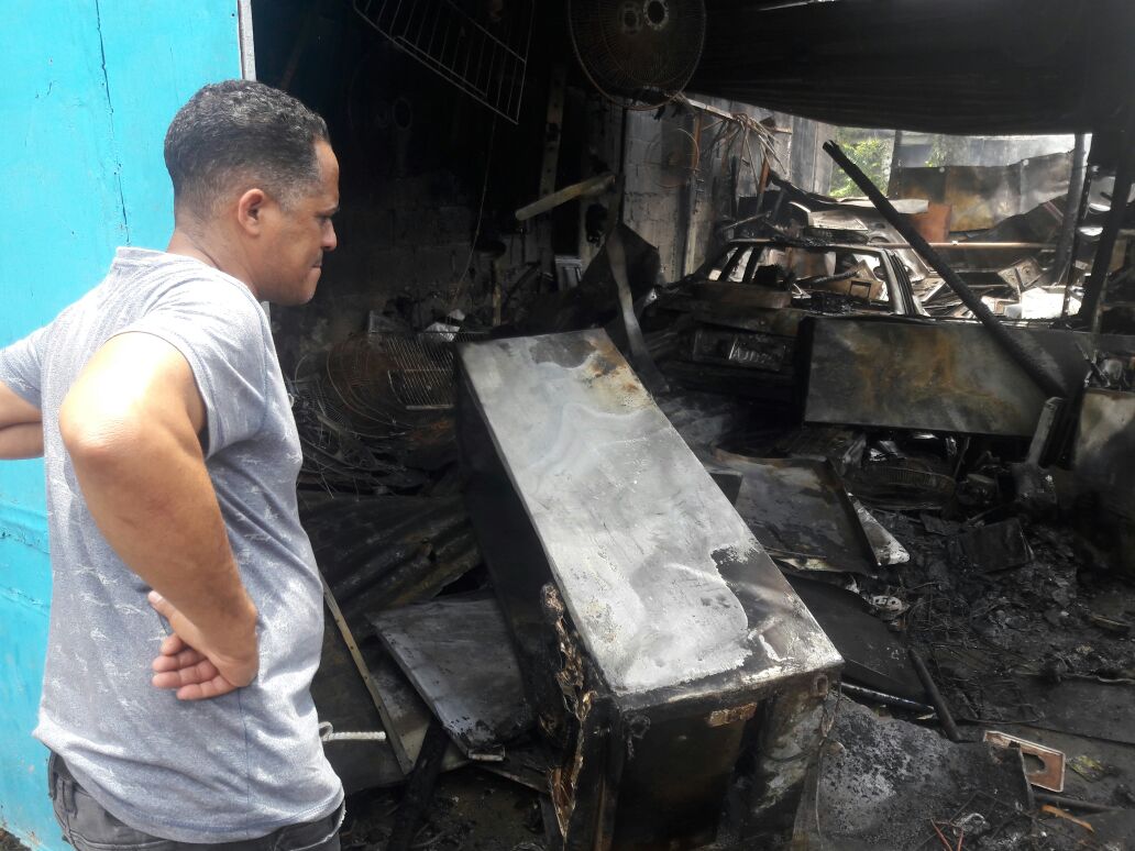 En el  interior del negocio se observaban partes de neveras y otros electrodomésticos quemados.