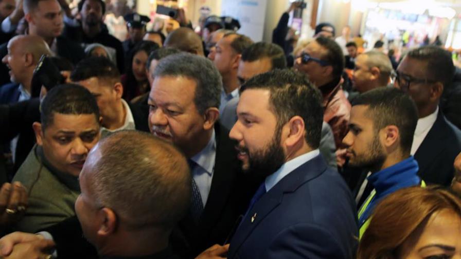 Con la consigna “con firmeza y paso a paso el león vuelve al palacio”, reciben a Leonel Fernández en Nueva York Con la consigna “con firmeza y paso a paso el león vuelve al palacio”, reciben a Leonel Fernández en Nueva York