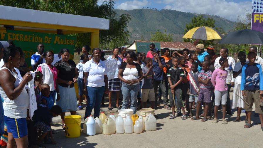 Campesinas piden a Danilo Medina conclusión del acueducto Guanito en Elías Piña