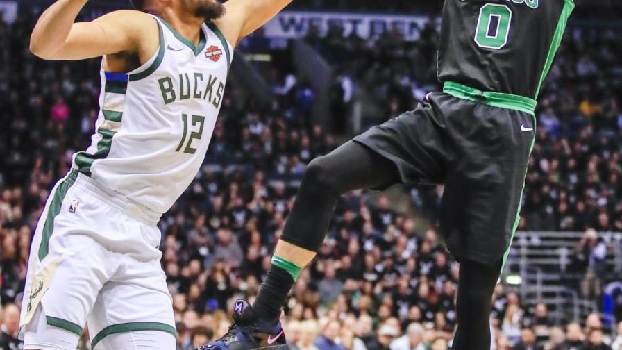 Antetokounmpo anota canasta del triunfo y Bucks empatan serie