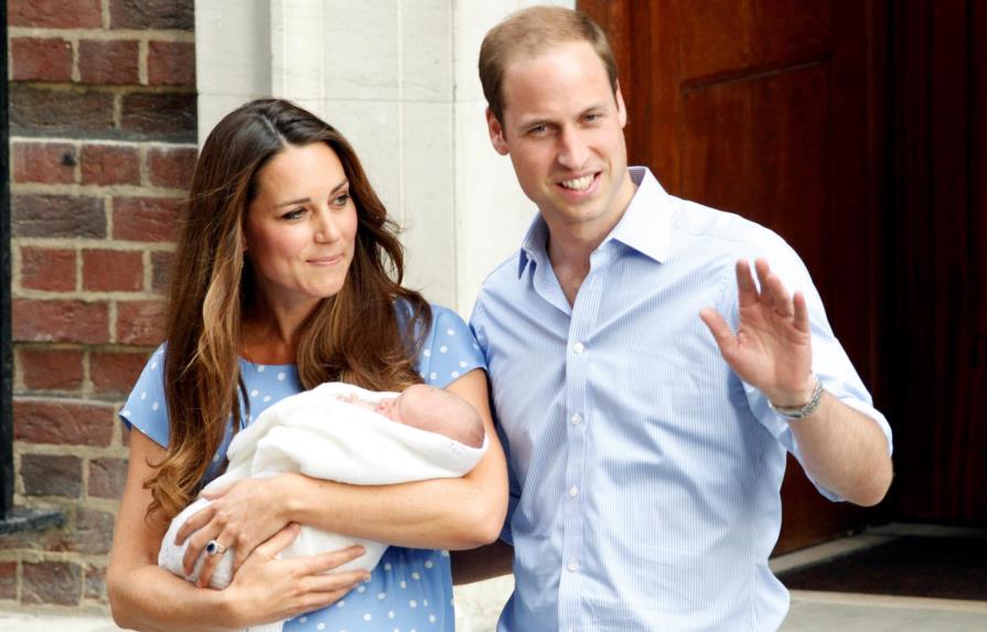 La duquesa de Cambridge da a luz a su tercer hijo, un niño 