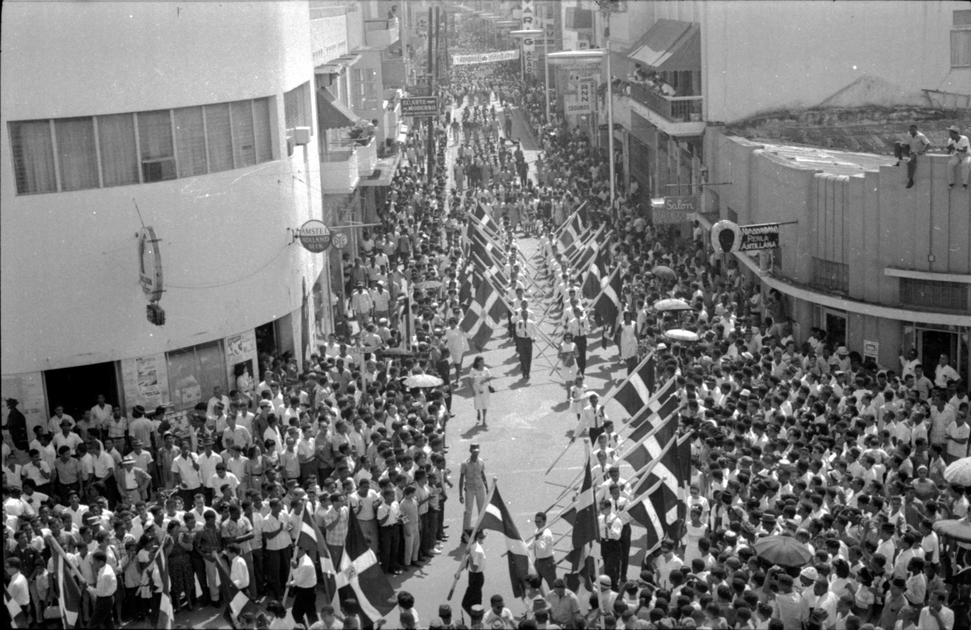 Multitudinaria protesta contra la intervención norteamericana en 1965. Fuente: Archivo General de la Nación