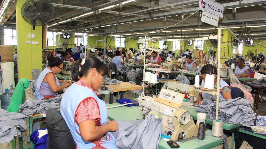 Textileros denuncian Ministerio de Educación pagará más caro los poloshirts importados que los locales Textileros denuncian Ministerio de Educación pagará más caro los poloshirts importados que los locales