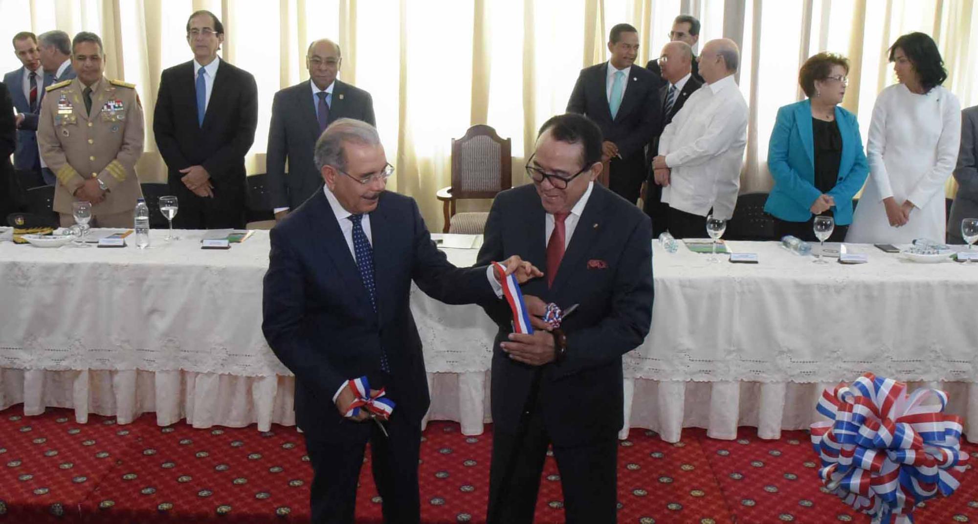 Danilo Medina entrega la cinta con la que se dejo formalmente inaugurado el Centro de Convenciones y la cultura dominicana (UTESA).