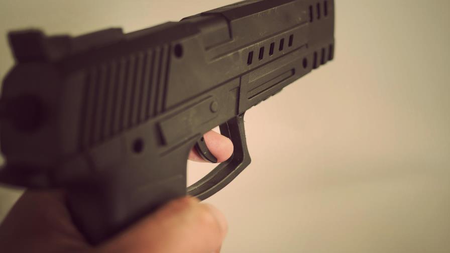 Un año de prisión preventiva a hombre que tiroteó colegio en Baní