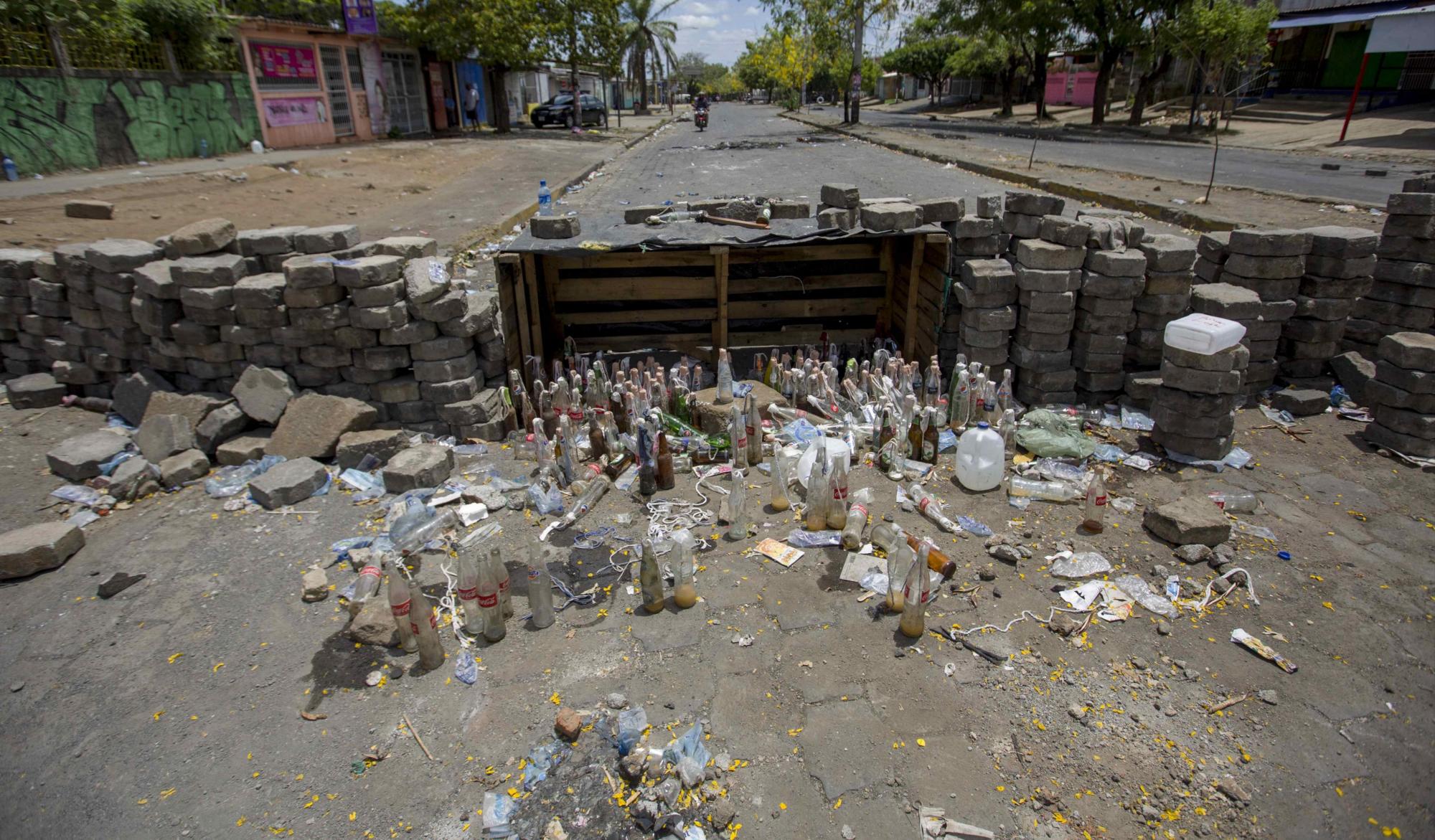  Una barricada es vista en los alrededores de la Universidad Politécnica de Nicaragua (UPOLI) hoy, 23 de abril de 2018, en Managua (Nicaragua). Los enfrentamientos entre estudiantes y la Policía de Nicaragua no han cesado en la capital, donde se espera hoy una gran marcha por la paz y el diálogo convocada por los empresarios, en medio de protestas contra el Gobierno que llegan ya a su sexto día y han dejando al menos 27 muertos, centenares de heridos y destrucción de comercios. EFE/Jorge Torres