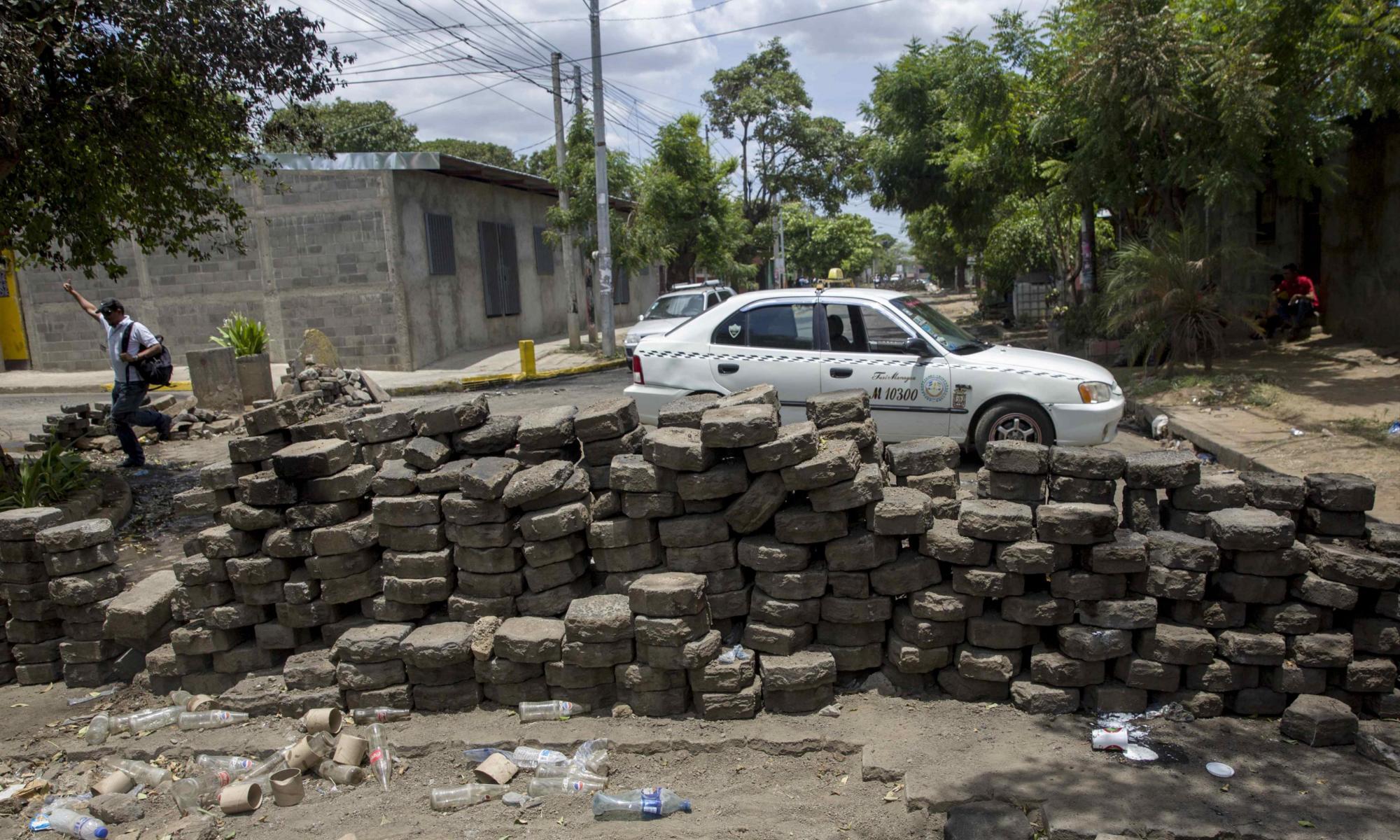 Una barricada es vista en los alrededores de la Universidad Politécnica de Nicaragua (UPOLI) hoy, 23 de abril de 2018, en Managua (Nicaragua). Los enfrentamientos entre estudiantes y la Policía de Nicaragua no han cesado en la capital, donde se espera hoy una gran marcha por la paz y el diálogo convocada por los empresarios, en medio de protestas contra el Gobierno que llegan ya a su sexto día y han dejando al menos 27 muertos, centenares de heridos y destrucción de comercios. EFE/Jorge Torres