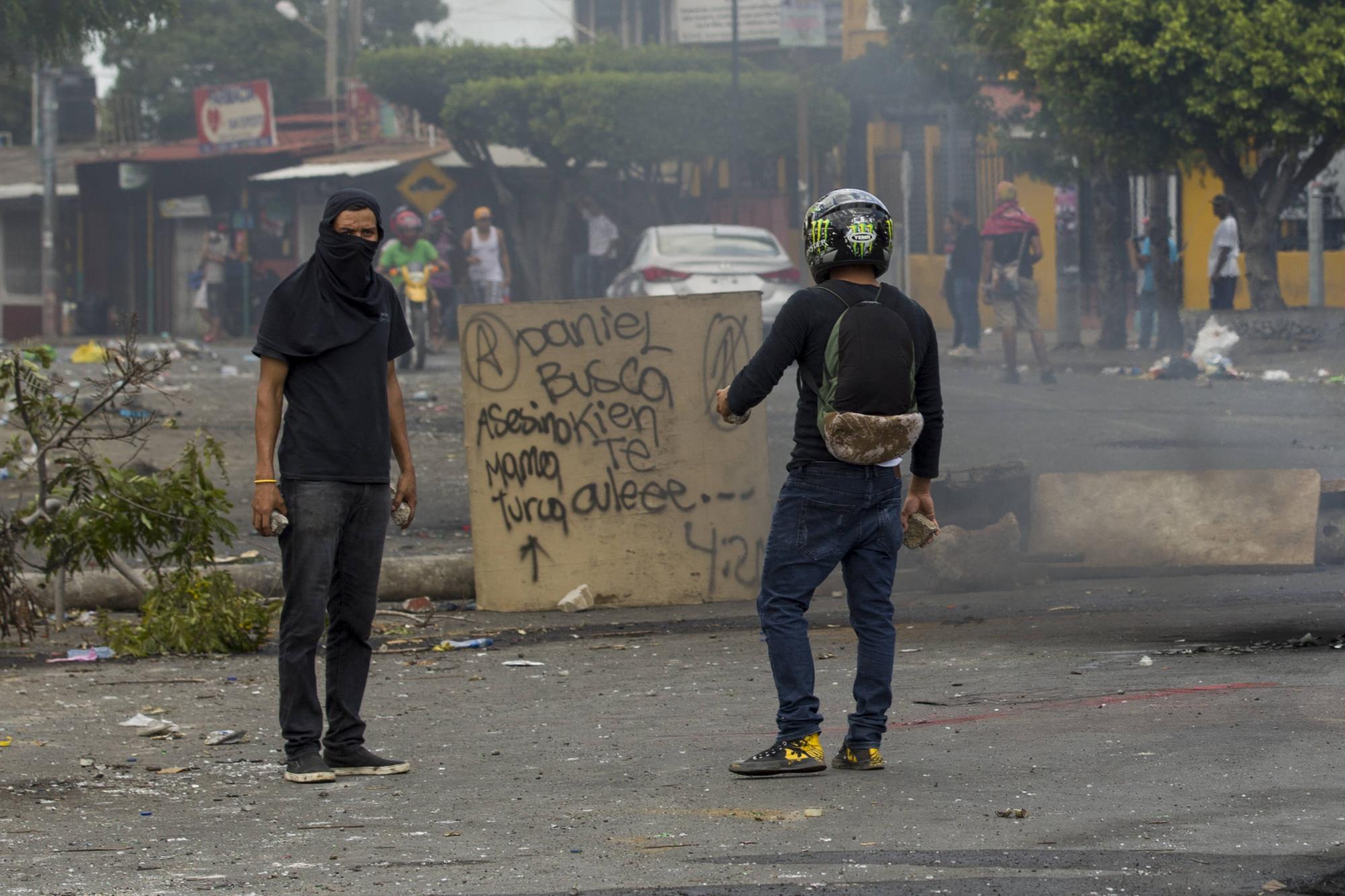 Dos jóvenes resguardan una barricada en los alrededores de la Universidad Politécnica de Nicaragua (UPOLI) hoy, 23 de abril de 2018, en Managua (Nicaragua). Los enfrentamientos entre estudiantes y la Policía de Nicaragua no han cesado en la capital, donde se espera hoy una gran marcha por la paz y el diálogo convocada por los empresarios, en medio de protestas contra el Gobierno que llegan ya a su sexto día y han dejando al menos 27 muertos, centenares de heridos y destrucción de comercios. EFE/Jorge Torres