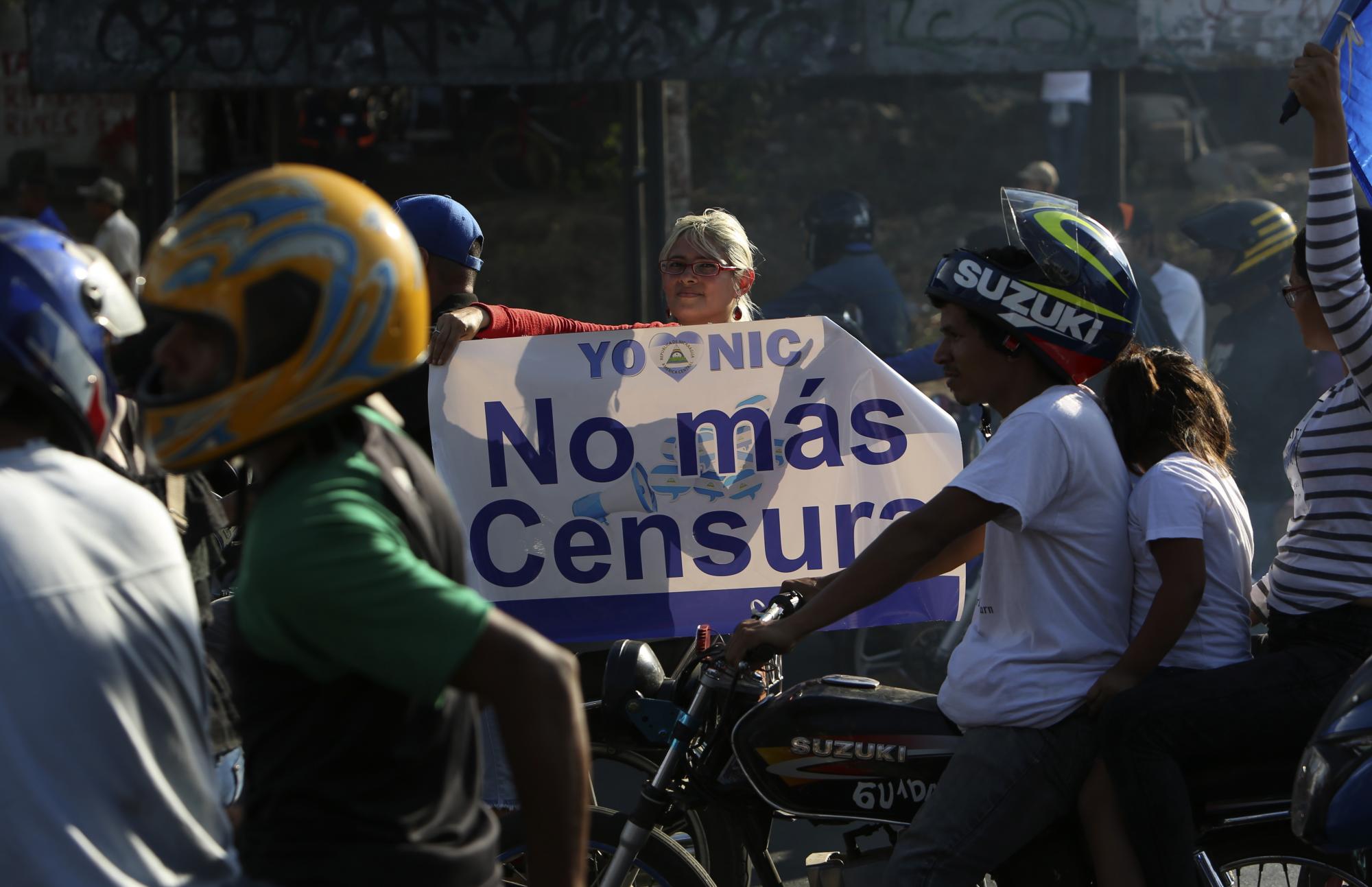 Un manifestante muestra una pancarta que dice en español “No más censura” durante una marcha contra la represión gubernamental en Managua, Nicaragua, el lunes 23 de abril de 2018. 