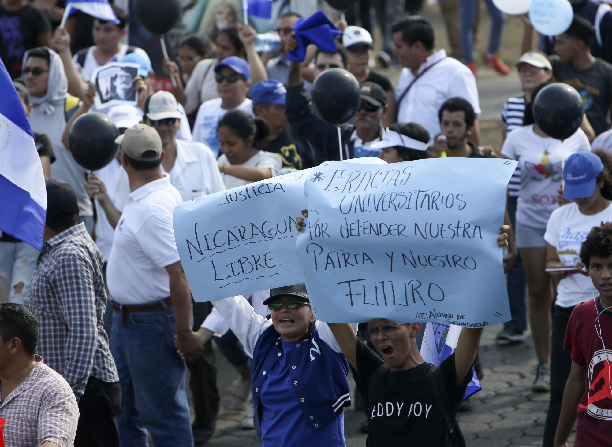 Manifestantes con letreros que leen en español “Gracias estudiantes universitarios por defender nuestra patria y nuestro futuro”. protestar la represión del gobierno en Managua, Nicaragua, el lunes 23 de abril de 2018.