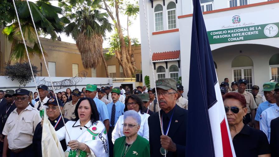 Envejecientes conmemoran el 24 de abril izando la Bandera Nacional 