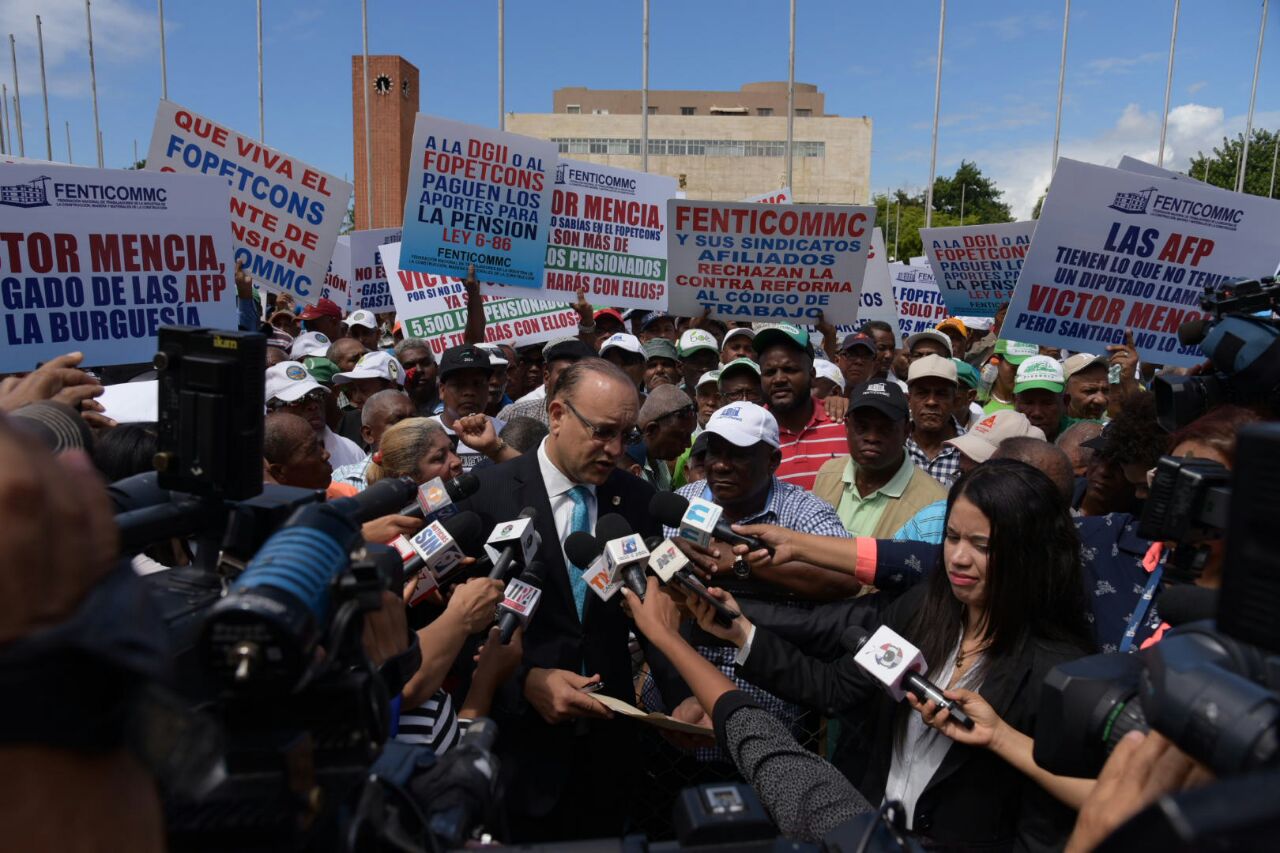 Fotografía de Pedro Julio Alcántara, secretario general del gremio mientras ofrecía declaraciones a la prensa.