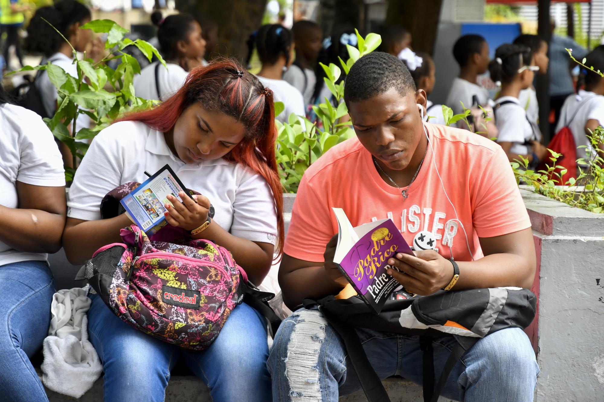 Dos jóvenes sentados en los bancos del MAM