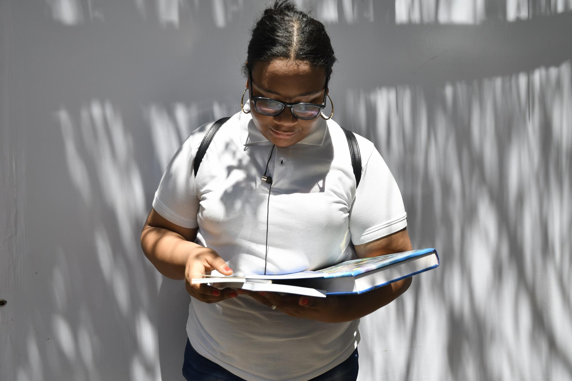 La estudiante con sus libros