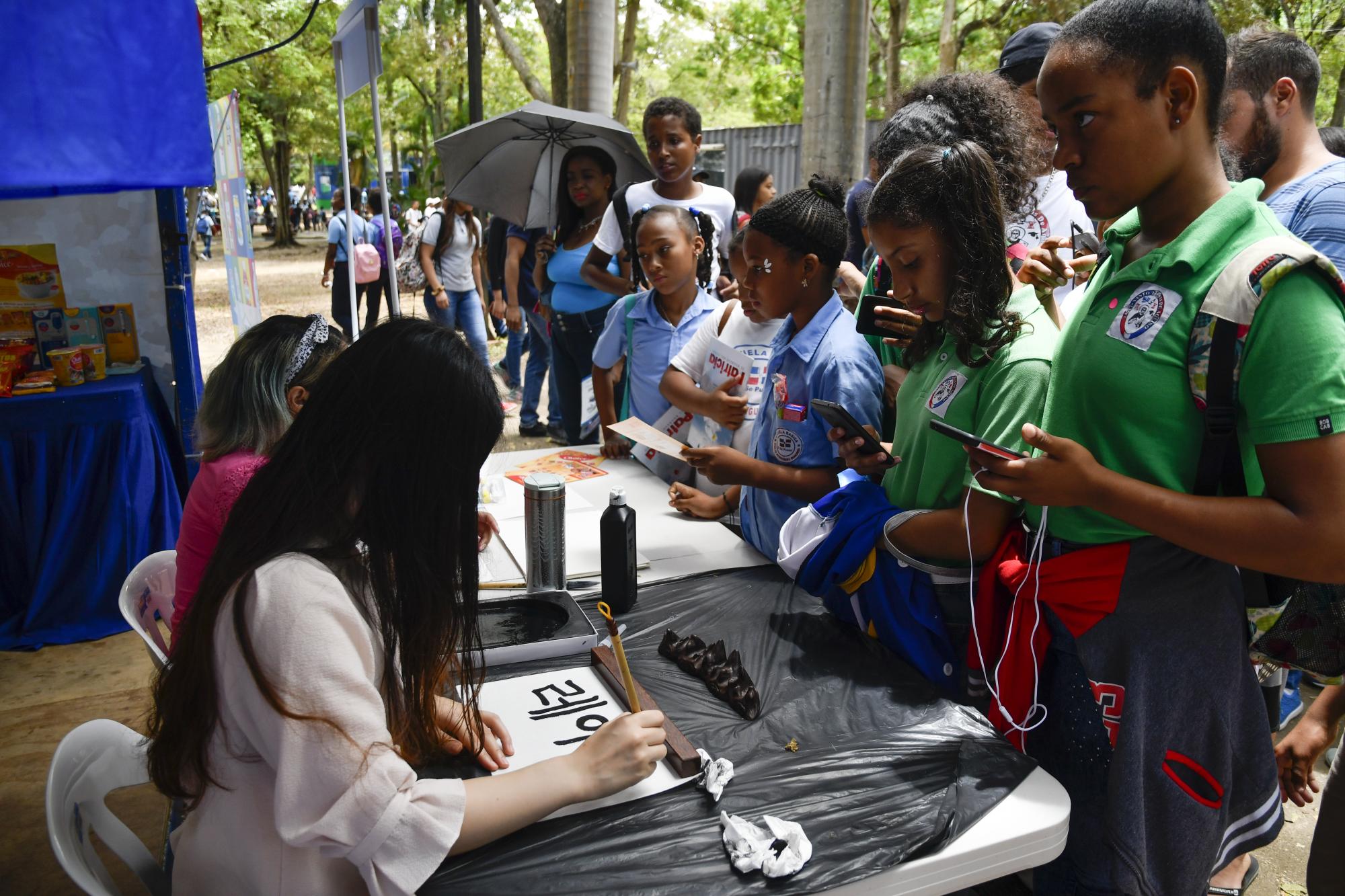 Una pintora coreana se encarga de plasmar los nombres de los curiosos en su idioma