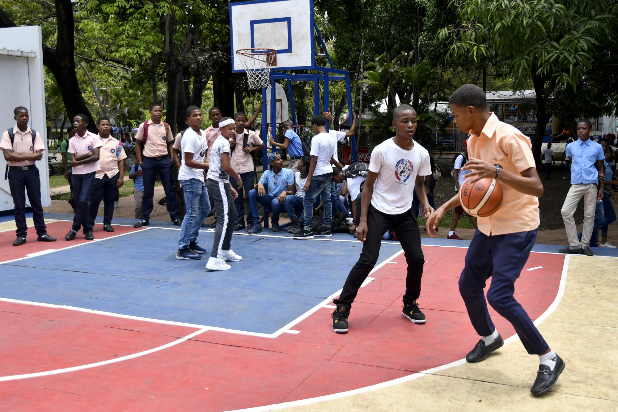 jóvenes practican en la cancha instalada en el Pabellón del Ministerio de Deportes