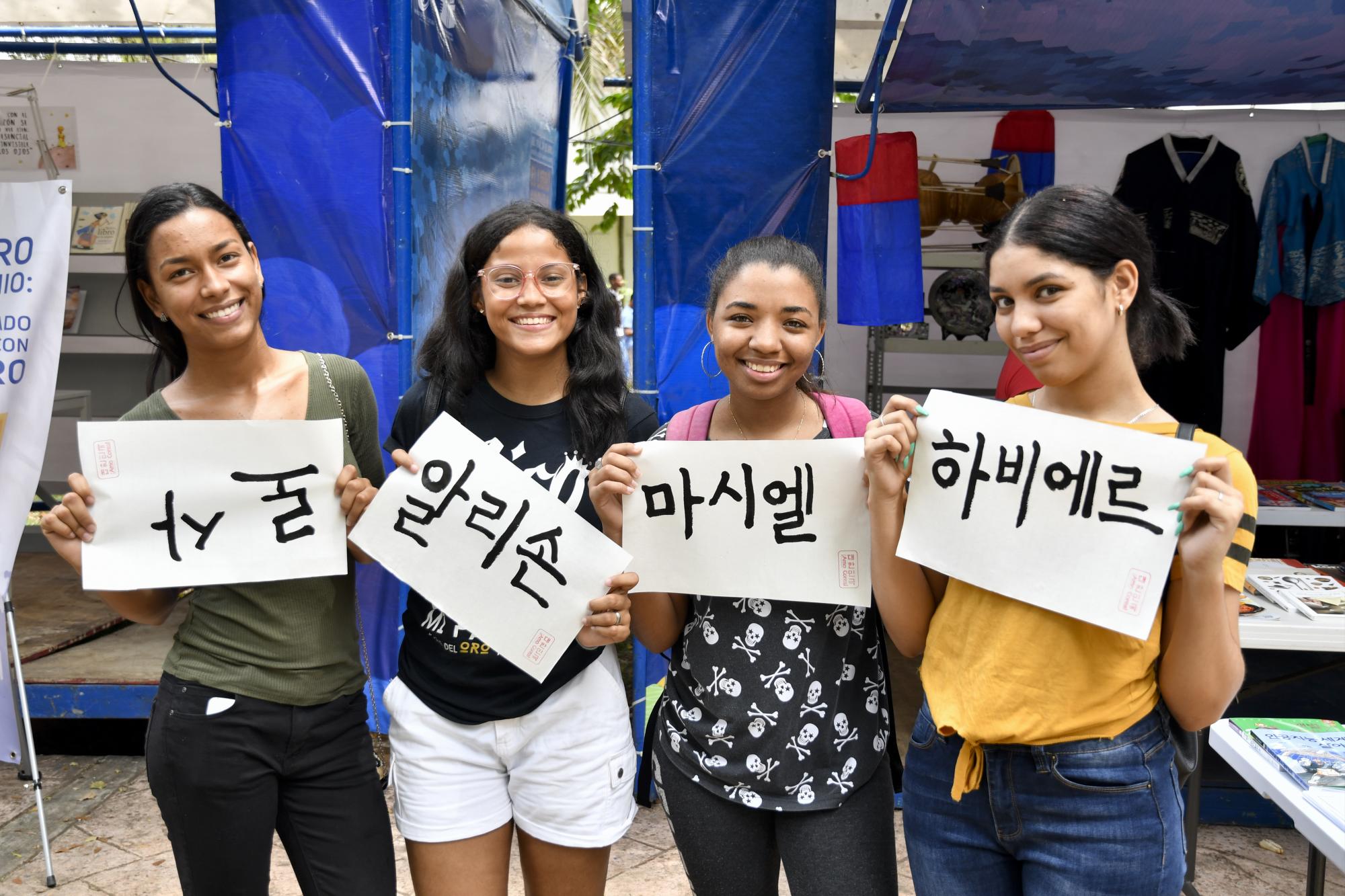 Las chicas con sus nombres escritos en coreano
