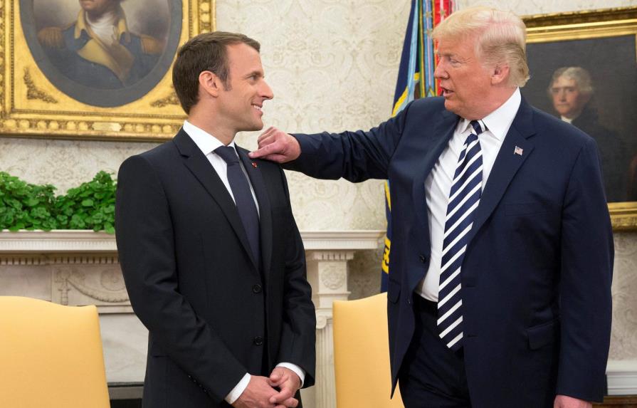 Trump le quita la caspa del hombro a Macron en un extraño gesto de amistad