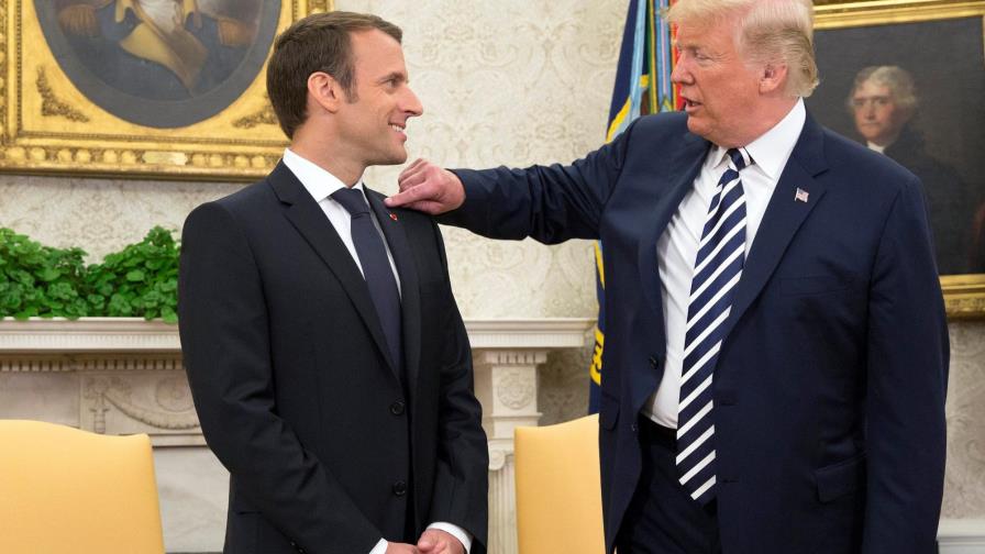 Trump le quita la caspa del hombro a Macron en un extraño gesto de amistad