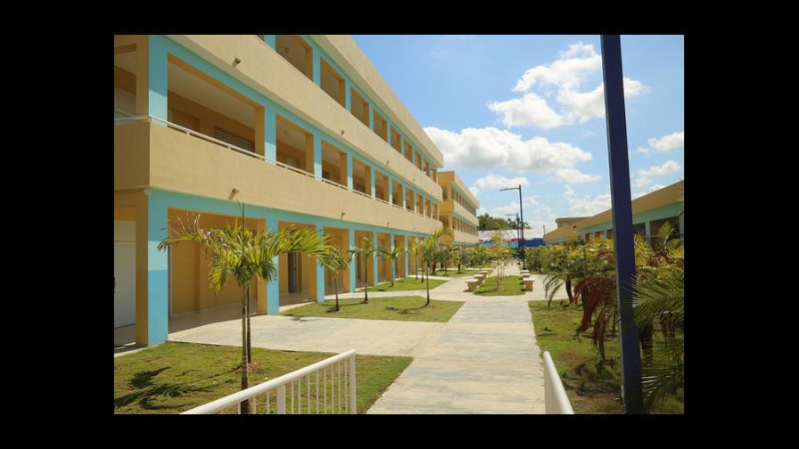 Presidente Medina entrega escuela para beneficio de 945 estudiantes de Santo Domingo Norte
