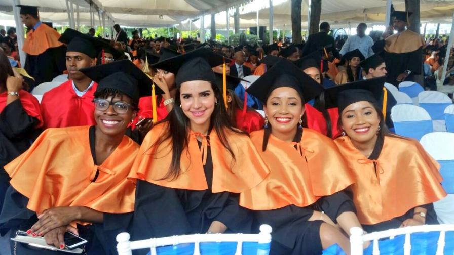 UASD inviste a 1,148 nuevos profesionales al conmemorar la gesta de abril del 1965