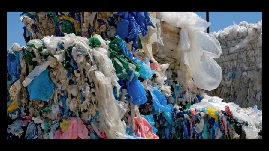 Estudiantes mexicanos utilizan restos del maíz para crear bolsas de basura