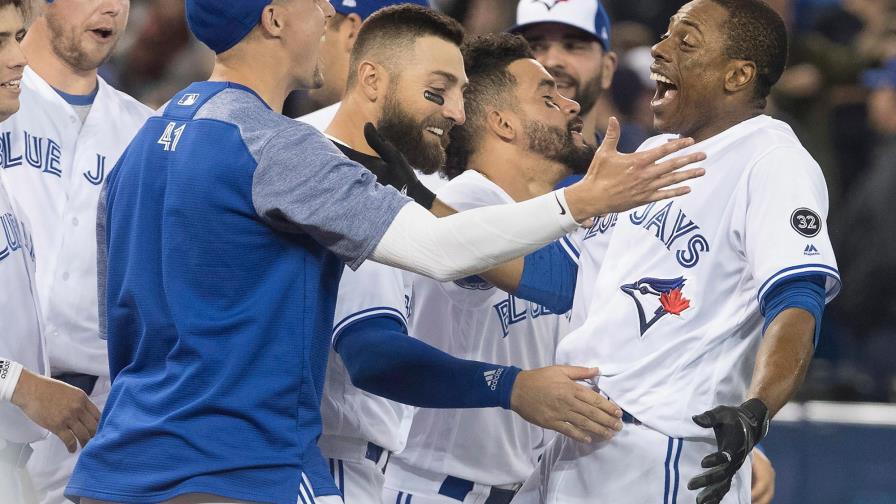 Jonrón de Granderson en la 10ma da triunfo a los Azulejos Jonrón de Granderson en la 10ma da triunfo a los Azulejos