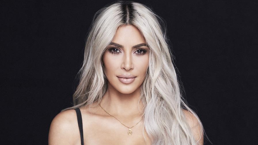 Kim Kardashian se desnuda completamente para vender su fragancia