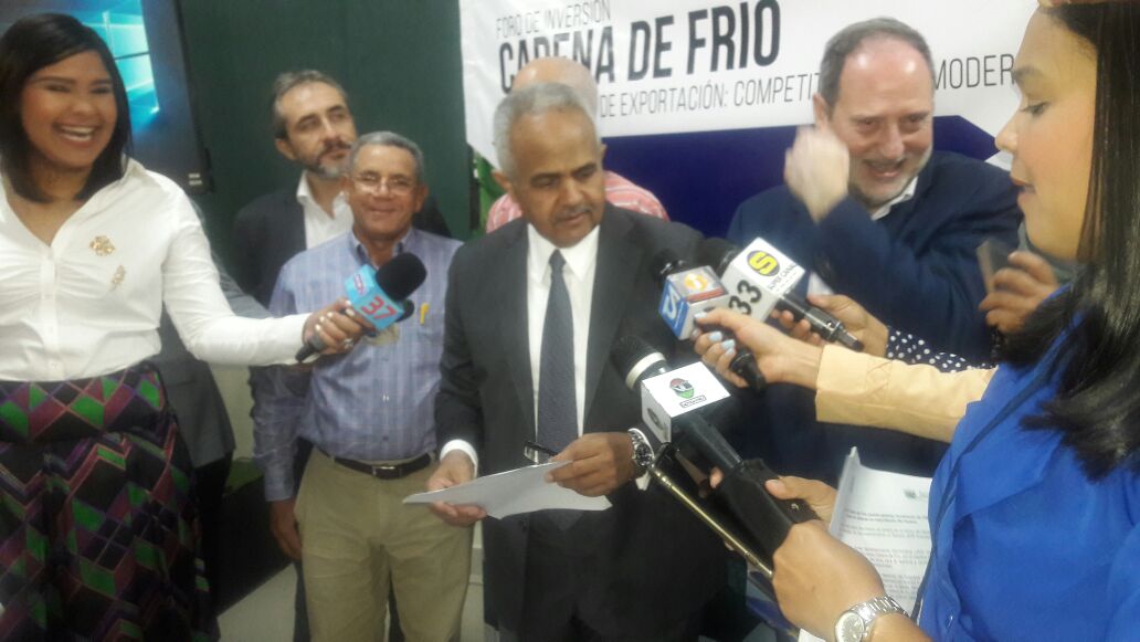 Osmar Benítez, presidente de la JAD, junto a los representantes de la Unión Europea.